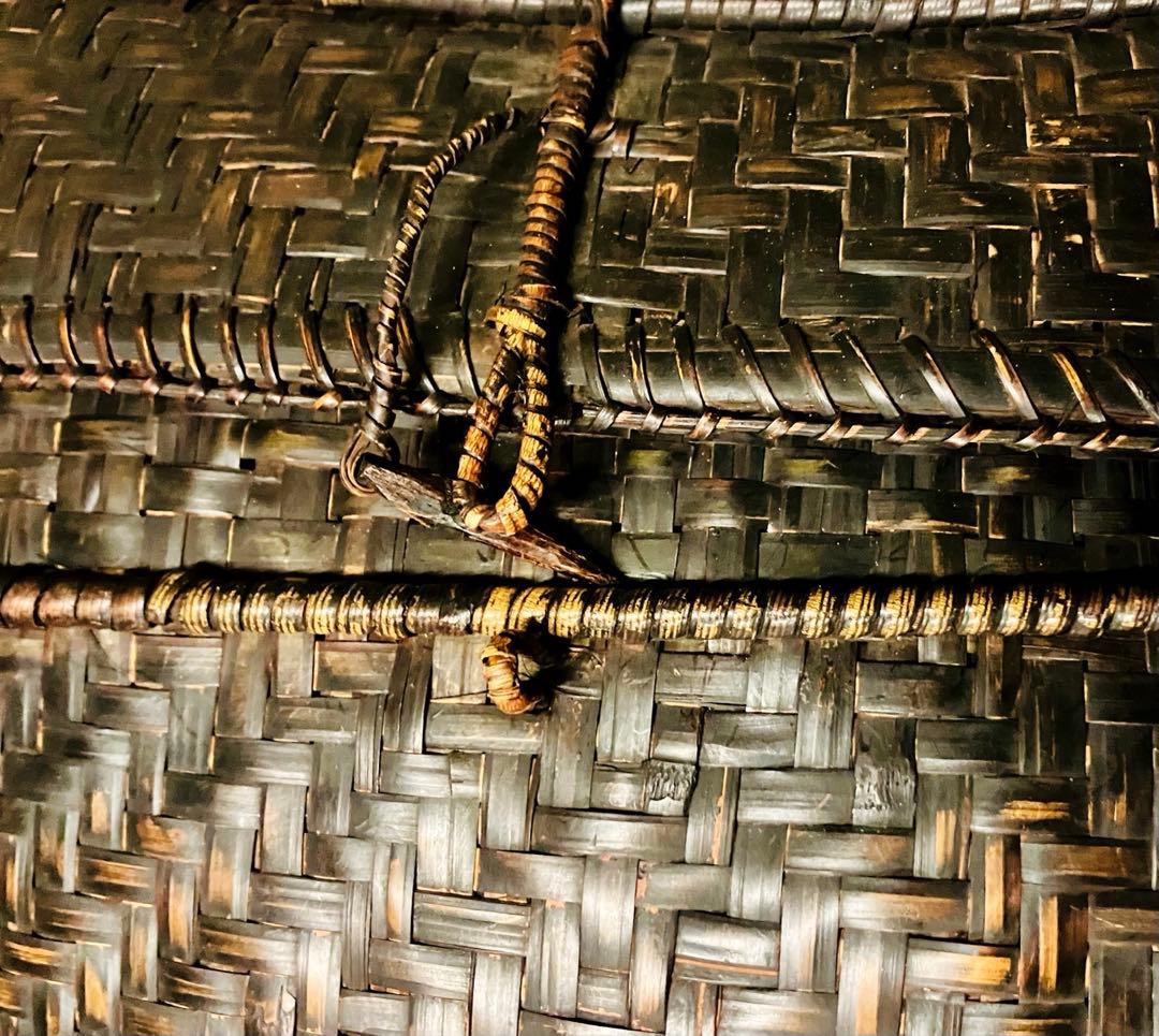 高級アンティーク品 古道具 タイ〜ラオス 竹製編み籠 蓋・脚付カゴ 大きめ